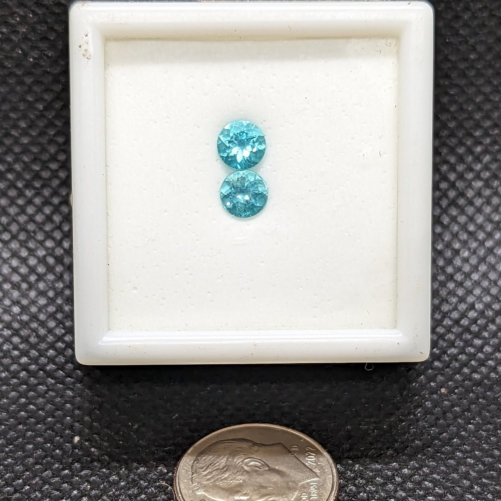 Set of two bright blue apatite for earrings - Picture 2 of 3